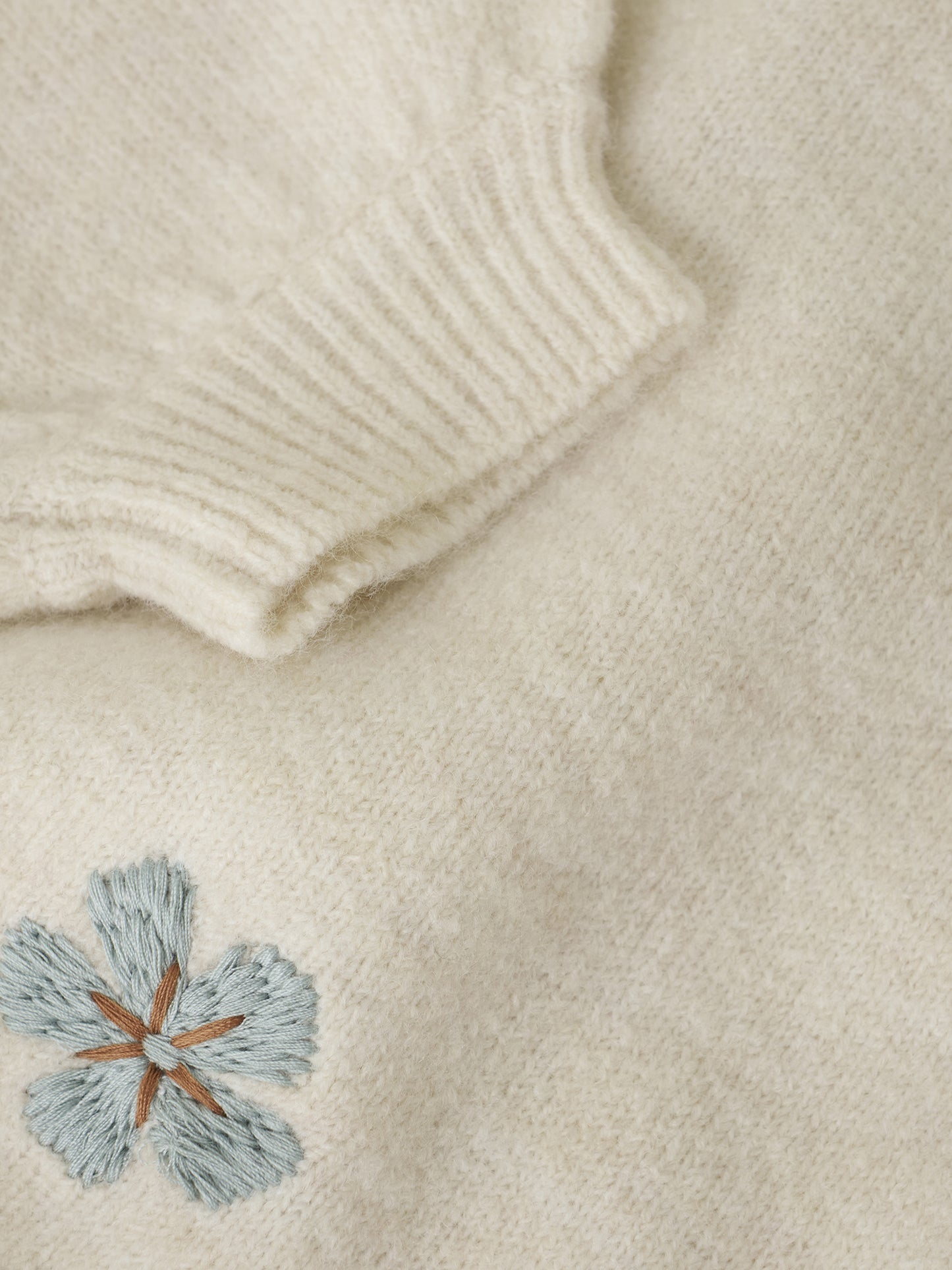 Minymo Pullover mit gestickten Blüten