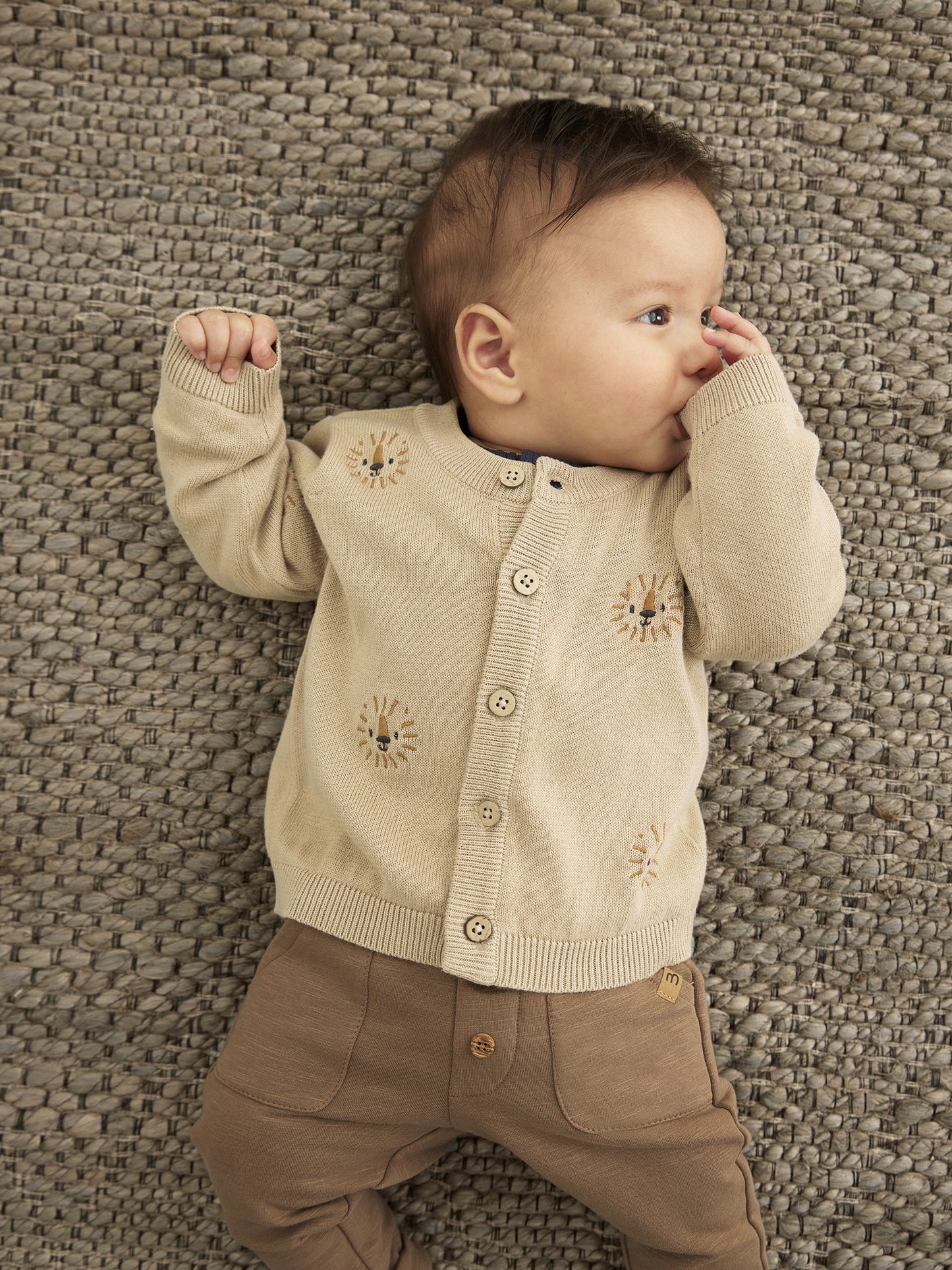 Baby Strickjacke mit Löwen Stickerei