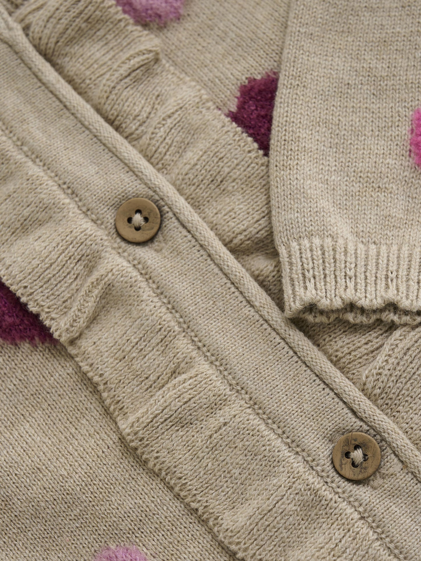Baby Strickjacke mit Herzmotiv und Rüschen