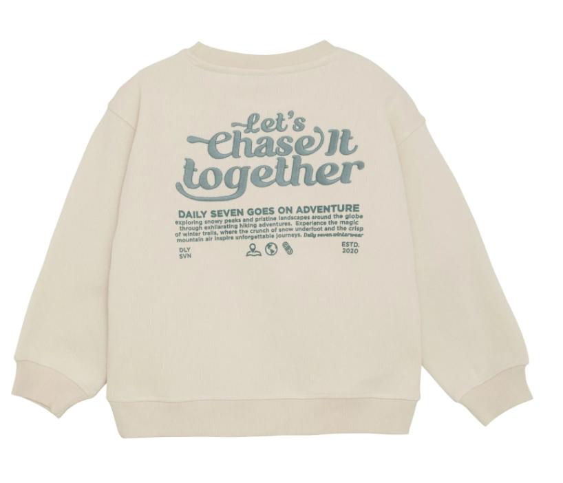 Oversized Daily Seven Sweatshirt, weiß mit Stickerei "let's chase it together"